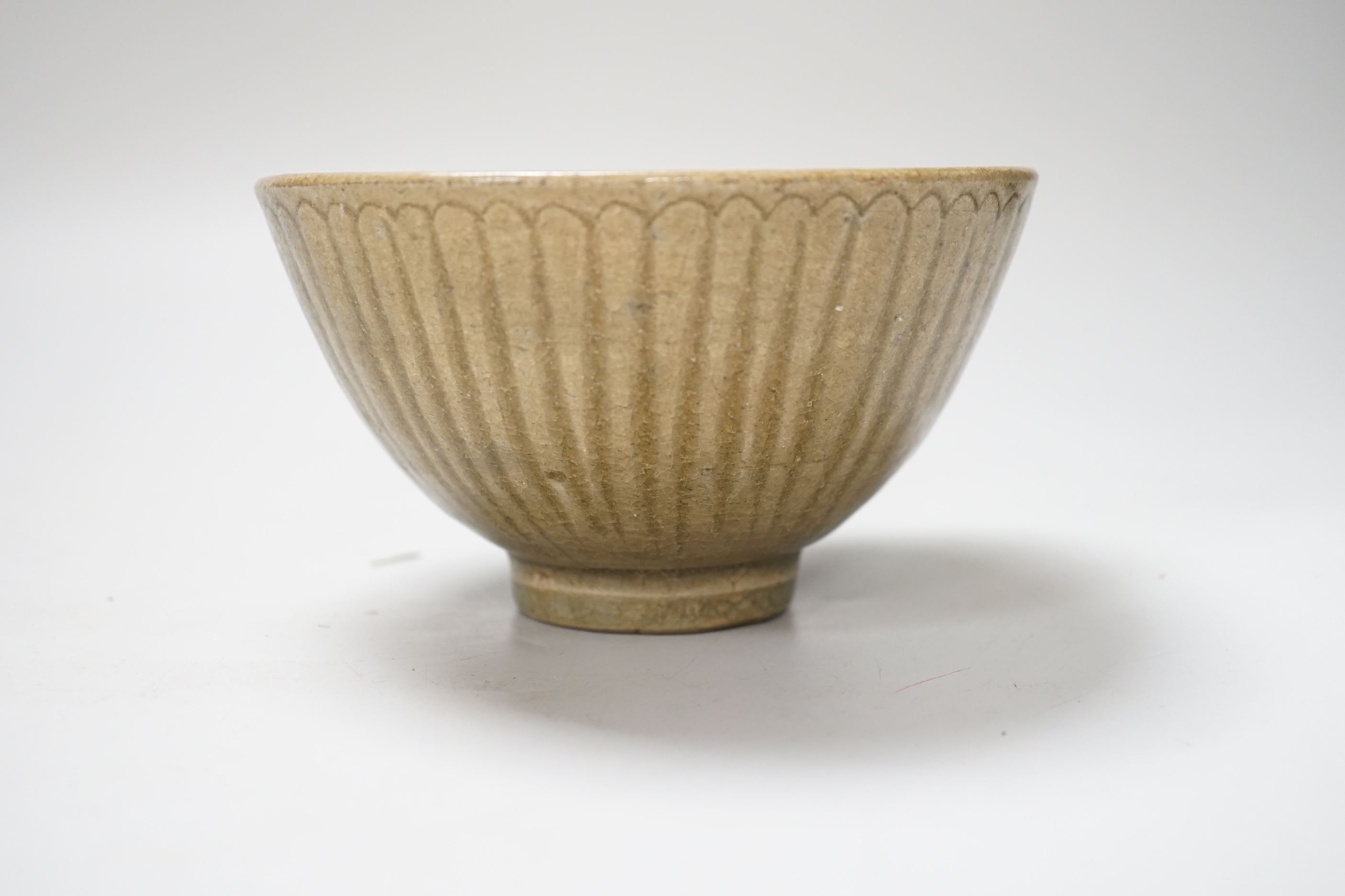 A Thai celadon ribbed bowl, Sisatchanalai, 14th-16th century, 14cm diameter